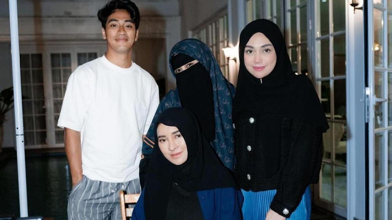 Ummi Pipik mengungkapkan soal Celine yang menjadi mualaf. Menurut Ummi Pipik, Celine sudah lama masuk Islam.<br>