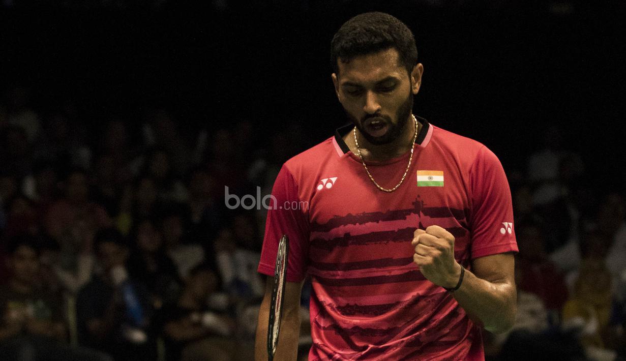 Tunggal putra India, Prannoy H S, merayakan kemenangan atas tunggal Malaysia, Lee Chong Wei, pada laga BCA Indonesia Open di JCC, Jakarta, Kamis (15/6/2017). Chong Wei kalah 21-10 dan 21-18. (Bola.com/Vitalis Yogi Trisna)