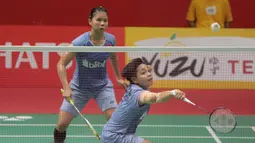 Greysia Polii/Apriyani Rahayu melaju ke semifanal usai kalahkan  Chae Yoo-jung/Hye Rin-kim pada ajang Daihatsu Indonesia Master 2018 Kamis (26/1/2018). Greysia/Apriyani menang 21-16,21-15 (Bola.com/Nick Hanoatubun)