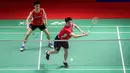 <p>Ganda putra China, Chen Bo Yang/Liu Yi mengembalikan bola ke arah lawannya, pasangan Indonesia, Muhammad Shohibul Fikri/Bagas Maulana pada laga babak 32 besar Daihatsu Indonesia Masters 2024 di Istora Senayan, Jakarta, Selasa (23/1/2024). Chen Bo Yang/Liu Yi kalah rubber game 16-21, 21-17 dan 17-21. (Bola.com/Bagaskara Lazuardi)</p>