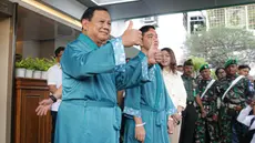 Bakal calon presiden Prabowo Subianto (kiri) dan bakal calon wakil presiden Gibran Rakabuming Raka menyapa wartawan sebelum menjalani pemeriksaan kesehatan di RSPAD Gatot Soebroto, Jakarta, Kamis (26/10/2023). Pemeriksaan kesehatan tersebut sebagai syarat pendaftaran dalam Pilpres 2024. (Liputan6.com/Faizal Fanani)