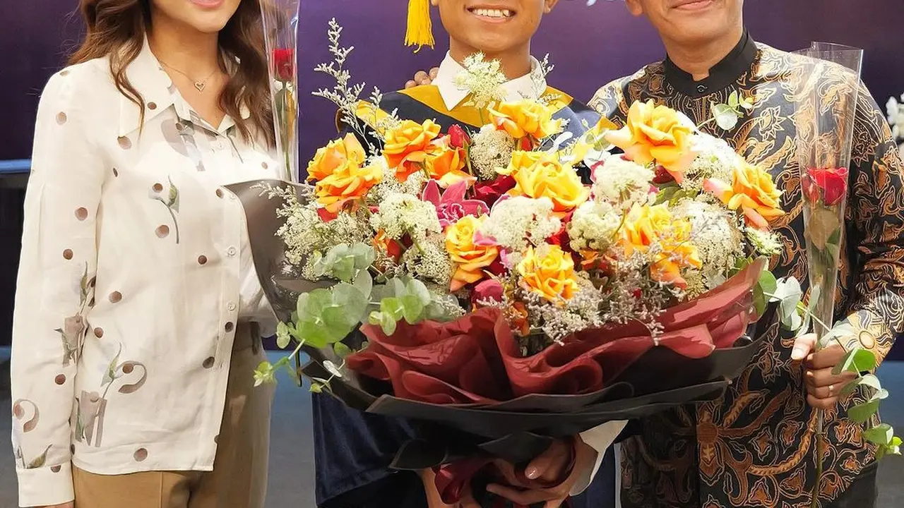 Foto Bareng Ruben Onsu, Gaya Mahal Sarwendah Tenteng Tas Hermes Seharga Rp460 Jutaan di Acara Wisuda Betrand Peto