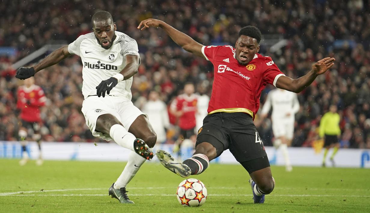 Teden Mengi - Pada laga kontra Young Boys, bek 19 tahun ini dimainkan pada menit ke-61 untuk menggantikan Luke Shaw. Pemain yang bisa beroperasi sebagai bek tengah maupun bek sayap ini diprediksi akan menjadi andalan MU di masa mendatang. (AP/Dave Thompson)