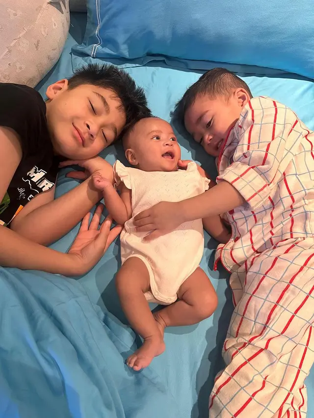 6 Potret Gemas Baby Lily yang Wajahnya Perdana Diungkap, Disebut Mirip Rayyanza