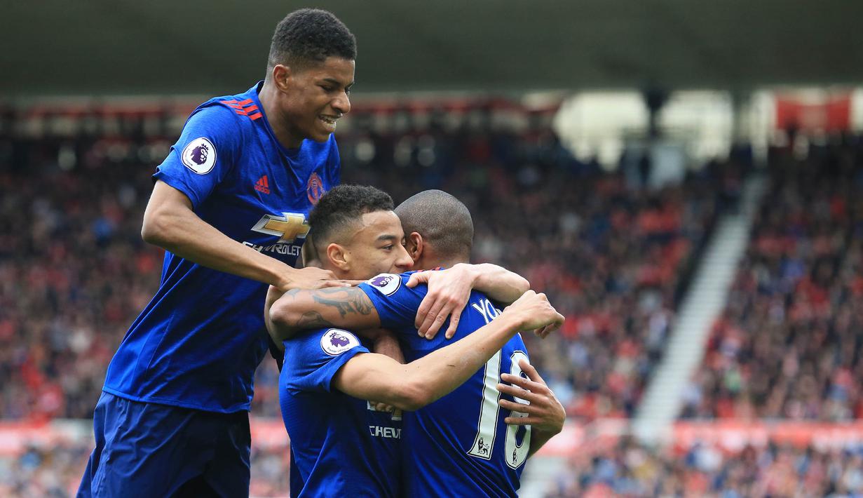 Para pemain Manchester United merayakan gol yang dicetak Jesse Lingard ke gawang Middlesbrough. Ini merupakan gol perdana yang dicetak oleh pemuda kelahiran Warrington, Inggris itu pada Premier League musim 2016-2017. (AFP/Lindsey Parnaby)