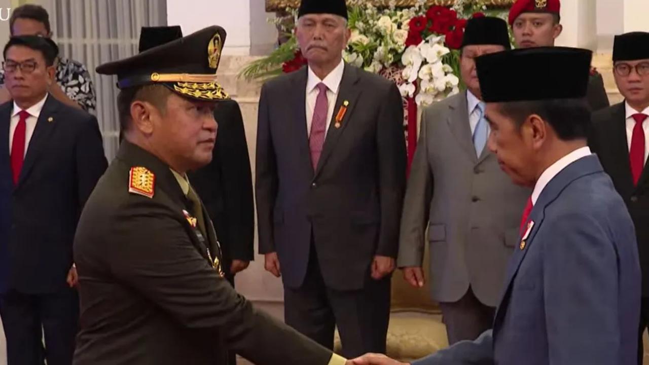 Menko Maritim dan Investasi Luhut Binsar Pandjaitan turut hadir dalam pelantikan tersebut.&nbsp;