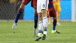 Gelandang LA Galaxy, Stevan Gerrard berebut bola udara dengan gelandang Barcelona, Sergio Busquets pada laga International Champions Cup 2015 di Rose Bowl, California, Rabu (22/7/2015). Barcelona menang 2-1 atas LA Galaxy. (AFP PHOTO/Stephen Dunn)