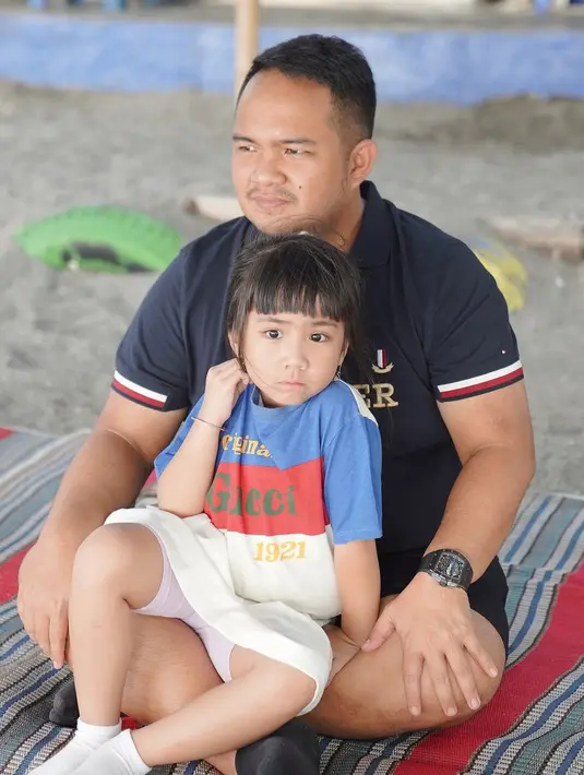 Sang putri, Sheena, tak kalah mentereng dengan t-shirt Gucci Original 1921 seharga Rp3,8jutaan. [@therealmomogeisha]