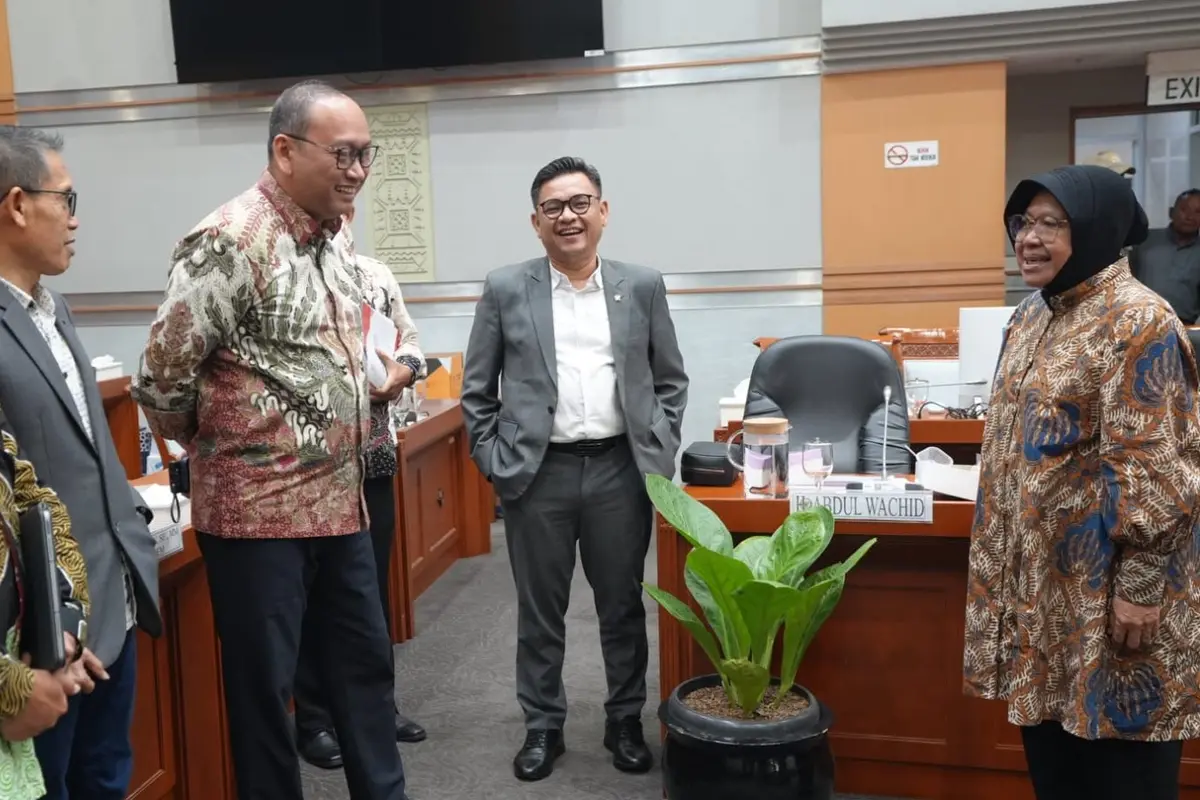 Menteri Sosial Tri Rismaharini alias Risma  saat melakukan rapat kerja dengan Komisi VIII DPR RI di Gedung DPR, Senayan, Jakarta, Selasa (3/9/2024).