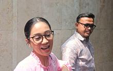 Gaya Bunga Zainal Jalani Pemeriksaan di Polda Metro Usai Ditipu Rp6,2 Miliar