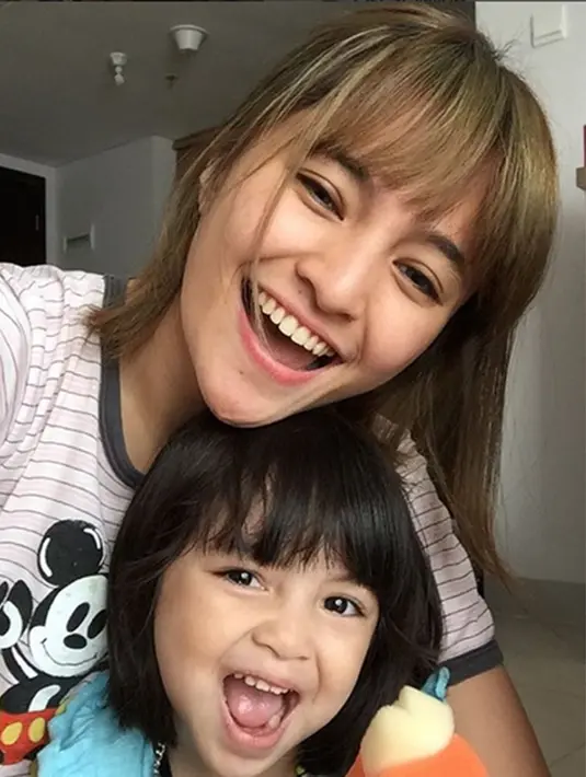 Ibu dari Sienna Ameera hasil buah hatinya bersama Ben KasyaKasyafani itu kini juga tampil lebih modis.  (Via Instagram/@Marshanda99)