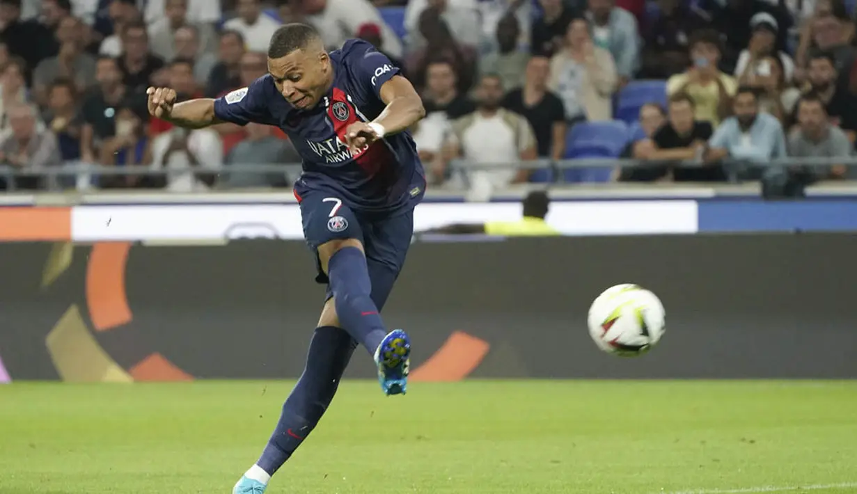 Pemain Paris Saint-Germain (PSG), Kylian Mbappe melepaskan tendangan saat melawan Lyon pada laga pekan keempat Ligue 1 2023/2024 di Groupama Stadium, Senin (04/09/2023). PSG menang dengan skor 4-1. (AP Photo/Laurent Cipriani)