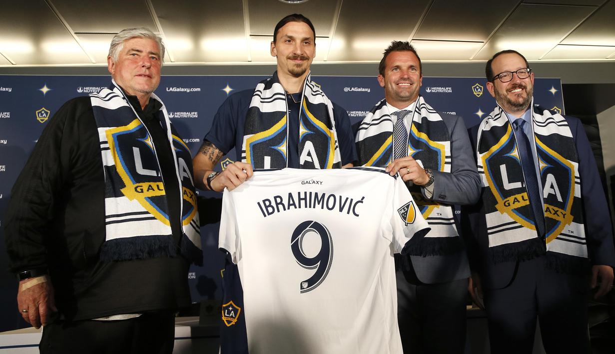 Mantan Striker Manchester United, Zlatan Ibrahimovic, berpose bersama petinggi LA Galaxy saat perkenalan di StubHub Center, AS, Sabtu (30/3/3028). LA Galaxy menjadi klub kesembilan sepanjang karier pria Swedia ini. (AP/Ringo H.W. Chiu)