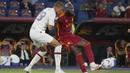 Pemain AS Roma, Romelu Lukaku, berebut bola dengan pemain AC Milan, Malick Thiaw, dalam laga giornata ketiga Liga Italia di Stadion Olimpico, Roma, Sabtu (2/9/2023). AS Roma tumbang dengan skor 1-2. (AP Photo/Gregorio Borgia)