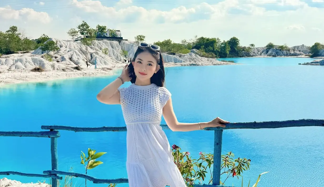Keindahan Danau Biru semakin mempercantik penampilan Natasha Wilona. Di salah satu foto, ia berdiri di tepi danau dengan latar belakang air biru yang berkilauan di bawah sinar matahari. Dengan senyum manis yang selalu menjadi ciri khasnya, Natasha terlihat begitu bahagia dan menikmati setiap detik liburannya. Nuansa putih dari dress yang dikenakannya berpadu sempurna dengan warna-warna alam sekitar, menciptakan harmoni visual yang menenangkan. (Liputan6.com/IG/@natashawilona12)