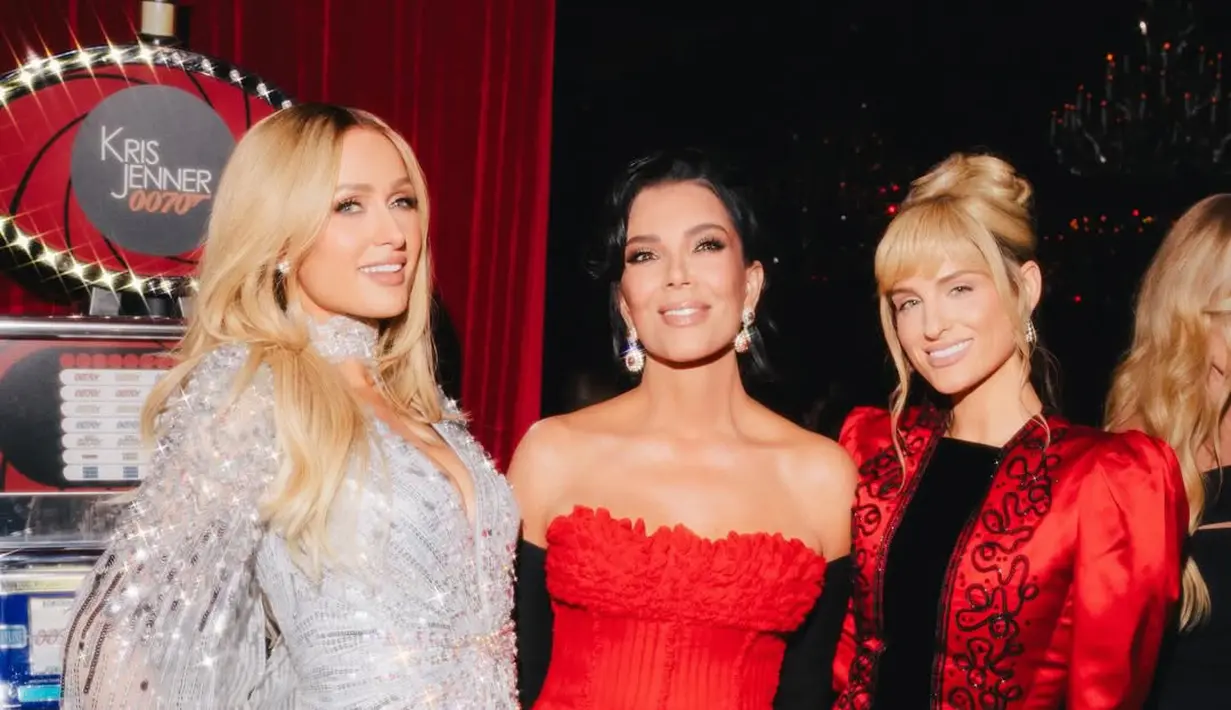 Paris Hilton juga tak kalah glamor dengan gaun sequin berkilau, berpose serasi bersama sang ibu, Kathy Hilton. [@krisjenner].
