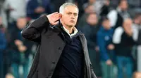 Manajer Manchester United, Jose Mourinho melakukan selebrasi kontroversi ke arah pendukung Juventus beberapa saat setelah Matchday 4 Grup H Liga Champions di Allianz Stadium, Rabu (7/11). MU mengalahkan Juventus 1-2. (Alessandro Di Marco/ANSA via AP)