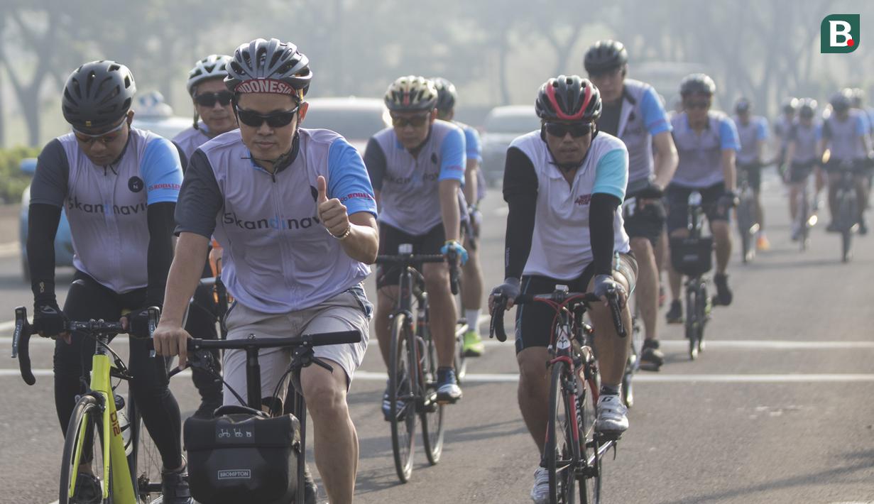 Para pesepeda menggowes saat mengikuti Bike 4round The City di Tangerang, Banten, Minggu (4/3/2018). Kegiatan yang diadakan dalam rangka ulang tahun Hotel Novotel ini menempuh jarak sekitar 50 kilometer. (Bola.com/Vitalis Yogi Trisna)