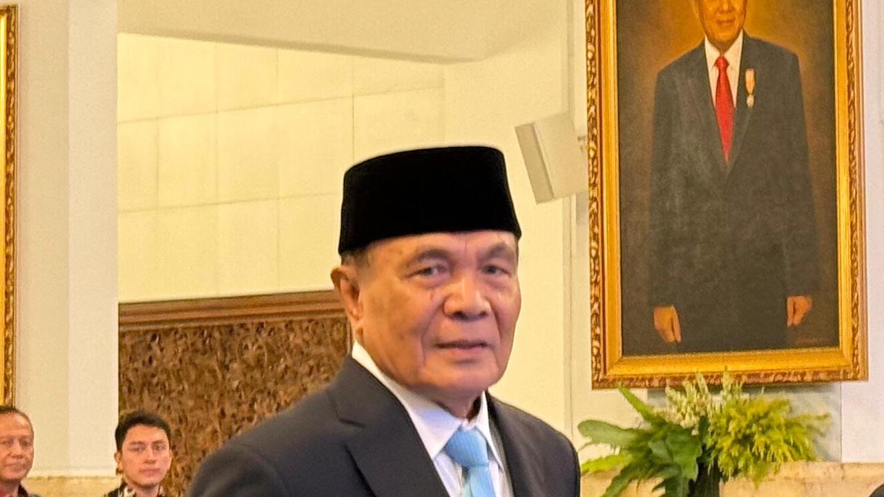 Presiden Prabowo Subianto resmi melantik Letjen (Purn) Djamari Chaniago sebagai Menteri Koordinator Bidang Politik dan Keamanan (Menko Polkam), Rabu (17/8/2025) hari ini.