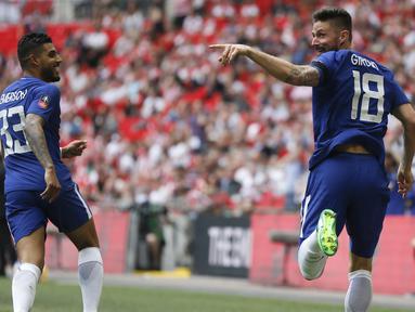 Pemain Chelsea, Olivier Giroud (kanan) merayakan golnya ke gawang Southampton pada laga semifinal Piala FA di Wembley stadium, London, (22/4/2018). Chelsea menang 2-0. (AP/Frank Augstein)