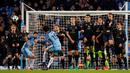 Tendangan bebas pemain Manchester City, Leroy Sane, berusaha menembus pertahanan pemain Celtic. (Reuters/Phil Noble)