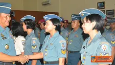 Citizen6, Surabaya: Kapokgadik Kolonel Laut (K) Eko Yuniarto, mengucapkan selamat kepada peserta Micro Teaching Bintara dan PNS Kobangdikal gelombang III tahun 2012, di Gedung Krakatau, Kesatrian Bumimoro, Surabaya. (Pengirim: Kobangdikal)