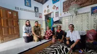 Kepala BPJS Ketenagakerjaan Kabupaten Jombang Nurhadi Wijayanto datang langsung ke rumah korban yang berprofesi sebagai Ketua Rukun Tetangga (RT) di Desa Rejoagung Kecamatan Ploso, Senin(4/12).