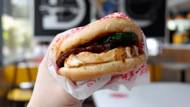 [Fimela] Burger Nasi Goreng Spesial