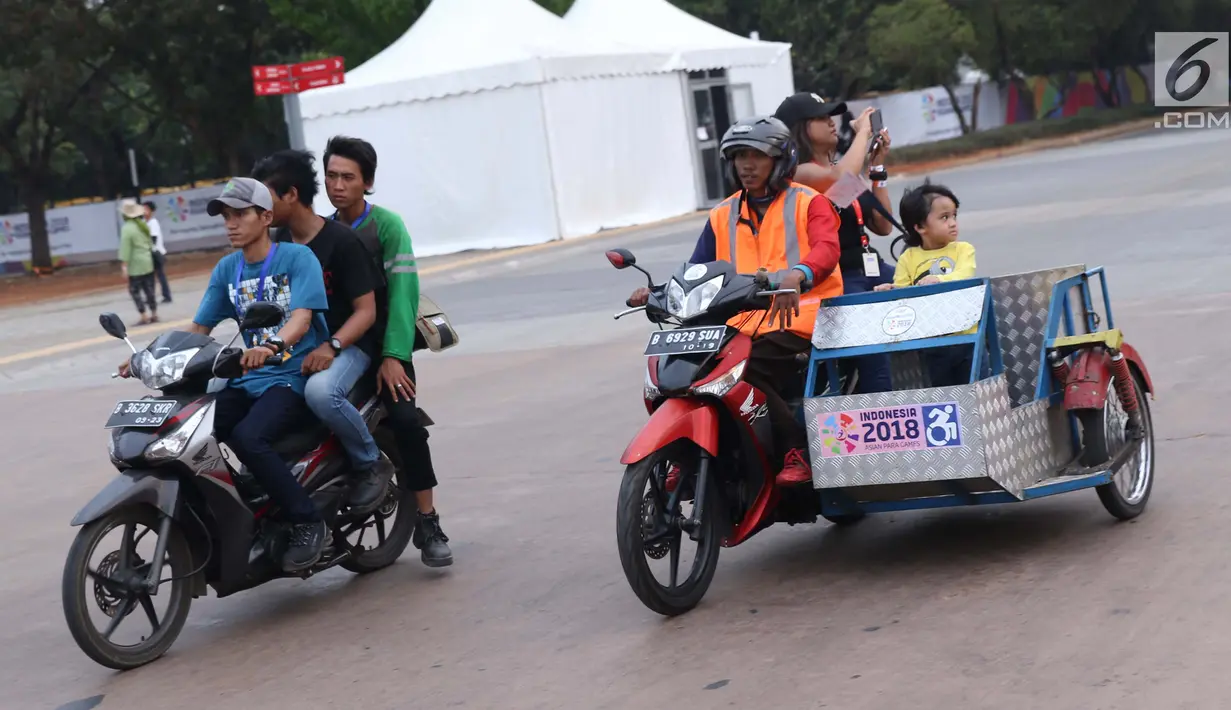 Motor modifikasi untuk difabel melintasi zona festival Asian Para Games 2018 di Kompleks Stadion Gelora Bung Karno, Jakarta, Rabu (10/10). Zona ini dibuka seiring perhelatan Asian Para Games 2018, 6-13 Oktober. (Liputan6.com/Helmi Fithriansyah)