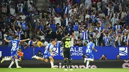 Fans Espanyol merayakan setelah Joselu dari Espanyol mencetak gol ke gawang Real Madrid selama pertandingan lanjutan La Liga Spanyol di stadion Camp Nou di Barcelona, Spanyol, Senin (29/8/2022). Madrid menang atas Espanyol 3-1. (AP Photo/Joan Mateu Parra)