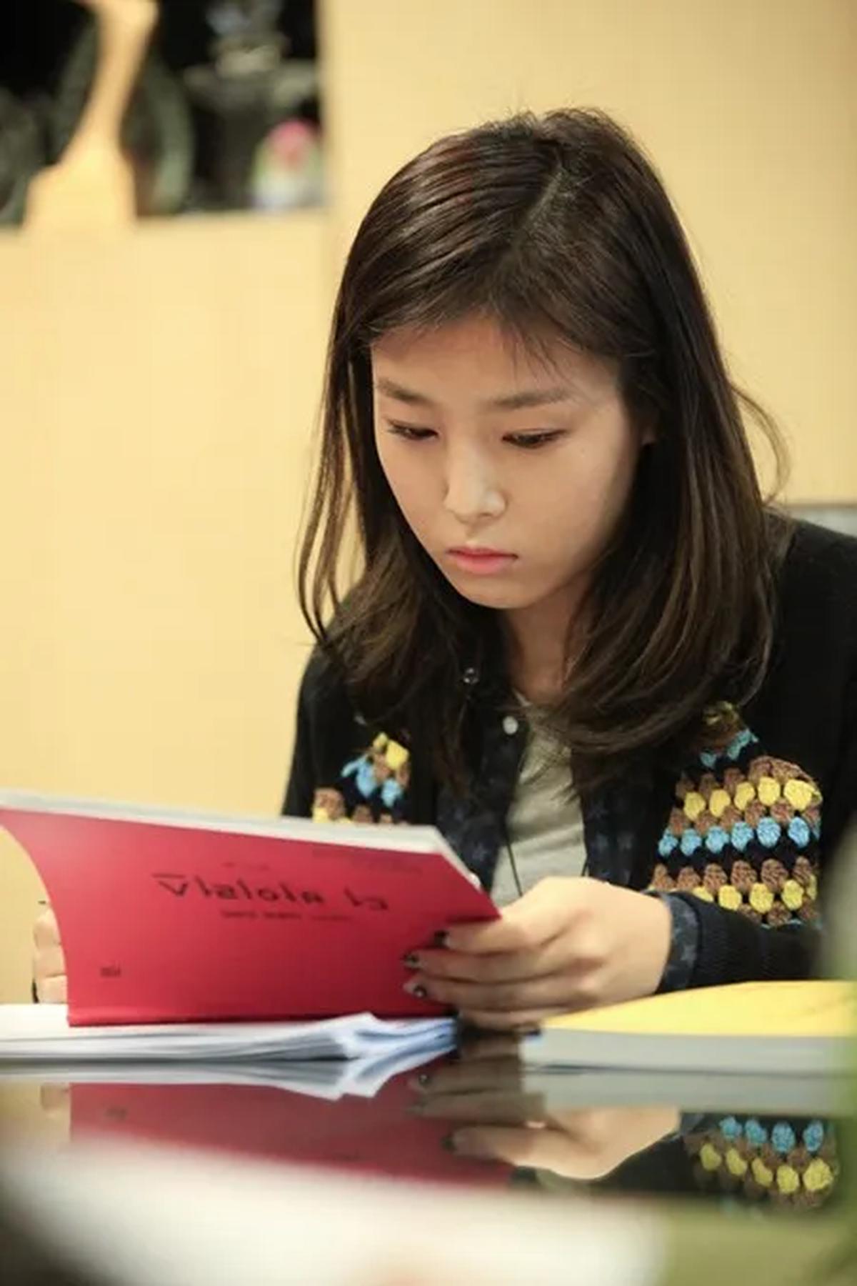 Tampak serius, Yubin total untuk memulai debut akting Â©soompi.com