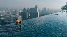 Kolam renang yang berada di Marina Bay Sands, Singapura ini memberikan anda sensasi berenang dengan ketinggian puluhan meter. Terbayang bukan gimana kalau anda melihat kebawah. (livedoor.blogimg.jp)