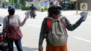 Penjual jasa penukaran uang menawarkan uang baru berbagai pecahan kepada pengguna jalan di kawasan Bintaro Sektor 2, Jakarta Selatan, Selasa (12/05/2020). Pembeli uang kertas baru yang biasanya ramai menjelang Lebaran, kini sepi di tengah pandemi virus corona Covid-19. (merdeka.com/Dwi Narwoko)