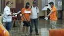 Tersangka HS pelaku kasus pembunuhan satu keluarga di Bekasi (kedua kiri) melakukan pra-rekonstruksi di Polda Metro Jaya, Jakarta, Senin (19/11). 35 adegan diperagakan dari 57 yang akan diperagakan saat rekonstruksi. (Liputan6.com/Helmi Fithriansyah)