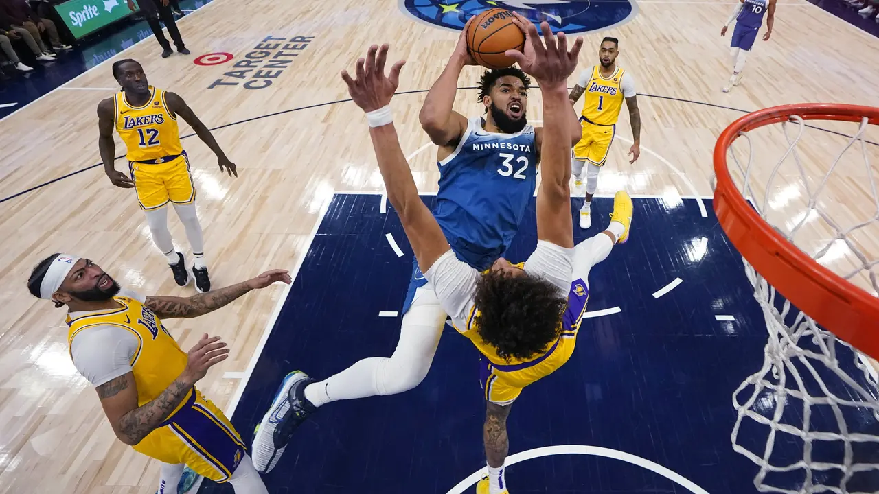 Karl Anthony Town menerobos pertahanan Lakers di lanjutan NBA