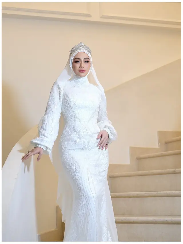 5 Potret Celine Evangelista Bak Pengantin Dibalut Busana Putih, Hadiri FFWI 2025