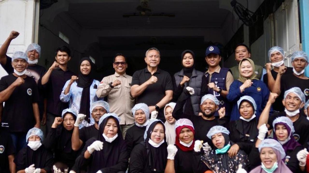 Menko Pangan Zulkifli Hasan Beri Semangat Petugas SPPG di Lokasi Bencana Aceh Tamiang