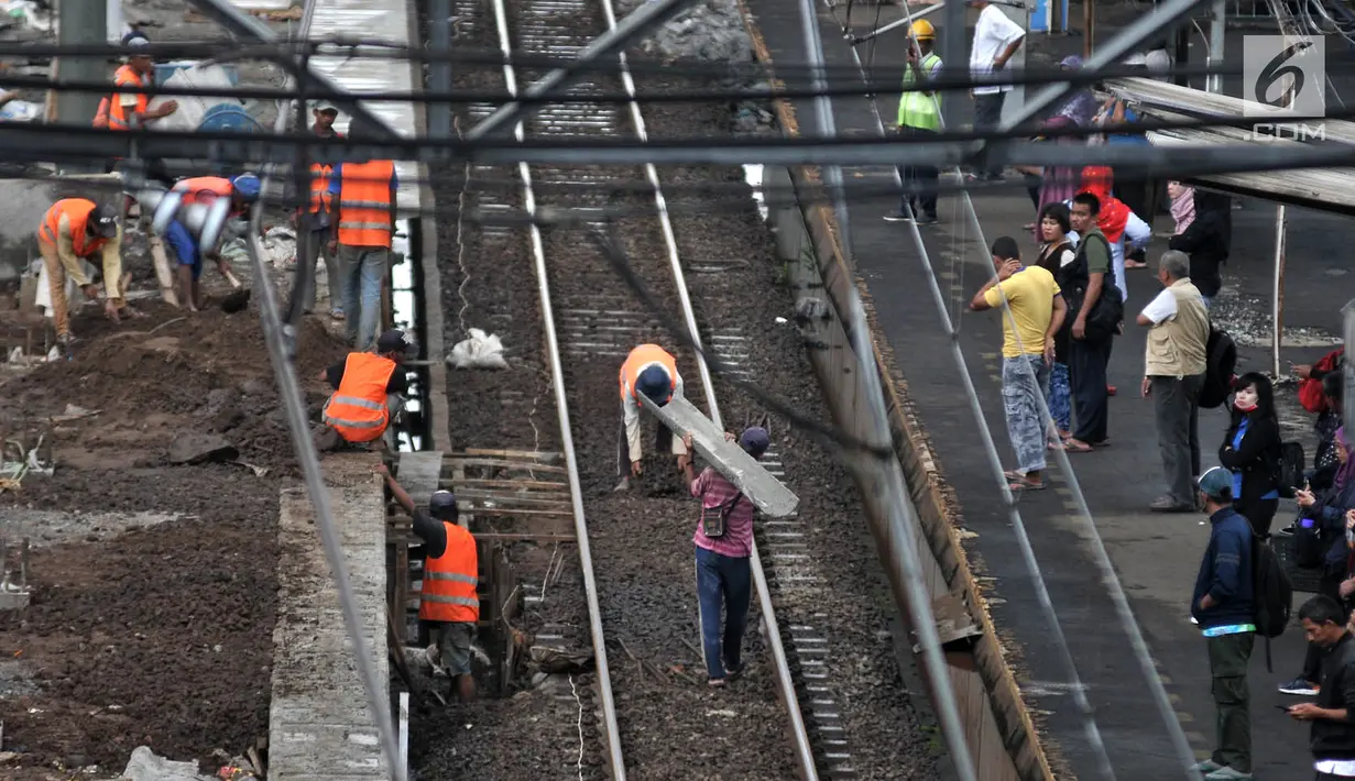 Aktivitas pekerja saat menyelesaikan pembangunan Stasiun Klender, Jakarta, Selasa (24/4). Stasiun Klender satu dari lima stasiun yang diperluas untuk mendukung pengoperasian Double-Double Track (DDT) Manggarai-Cikarang. (Merdeka.com/Iqbal Nugroho)