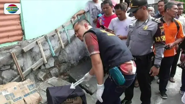 Penemuan jasad bayi di dalam kantong plastik menggemparkan warga di Solo, Jawa Tengah. Bayi laki-laki yang tergeletak di pinggir jalan itu ditemukan oleh warga yang biasa berdagang di sekitar TKP.