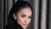 Krisdayanti bikin geger jagat maya setelah mengumumkan mundur dari kontestasi Pilkada 2024 sebagai calon Wali Kota Batu Malang, Jawa Timur. Ada apa? (Foto: Dok. Instagram @krisdayantilemos)