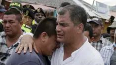 Presiden Ekuador Rafael Correa (kanan) memeluk seorang warga saat mengunjungi lokasi gempa di kota Canoa, Ekuador, 18 April 2016. Dalam kesempatan tersebut, Rafael berbincang dengan warga yang menjadi korban gempa berkekuatan 7,8 SR (REUTERS/Henry Romero)