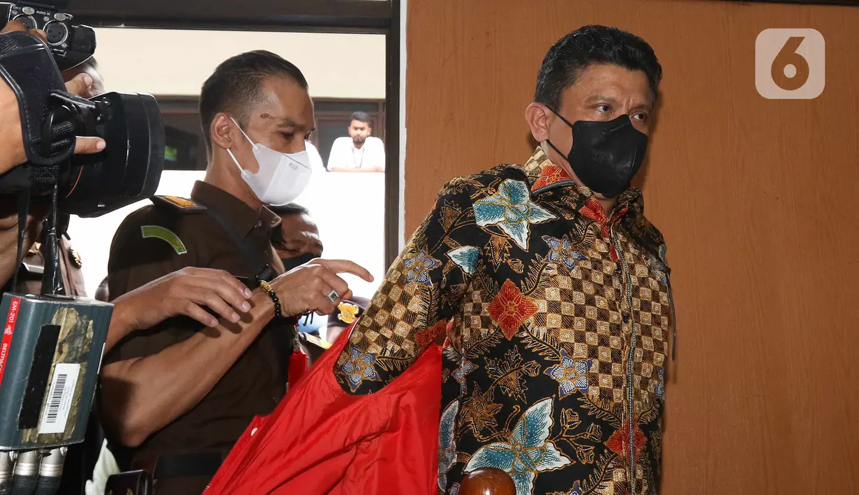 Tersangka kasus pembunuhan berencana Ferdy Sambo bersiap untuk jalani sidang di Pengadilan Negeri Jakarta Selatan, Senin (17/10/2022). Ferdy Sambo bersama tiga tersangka lainnya akan menjalani sidang perdana kasus pembunuhan berencana  terhadap Brigiadir J.(Liputan6.com/Herman Zakharia)
