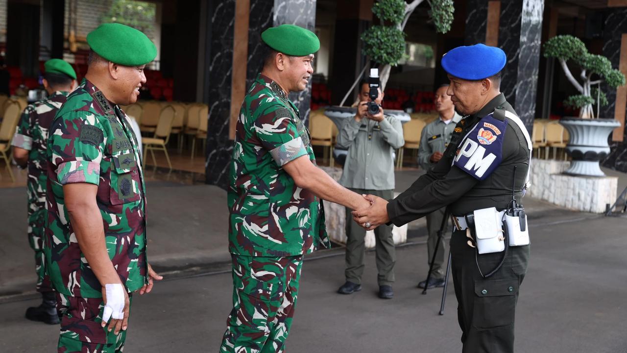 FOTO: Momen Hangat Kasad Maruli  Bersama Prajurit di Halal Bihalal Mabesad