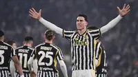 Pemain Juventus, Dusan Vlahovic, melakukan selebrasi setelah mencetak gol ke gawang Sassuolo dalam laga Serie A 2023/2024 giornata 20 yang dihelat di Allianz Stadium, Rabu (17/1/2024). (Marco Alpozzi/LaPresse via AP)