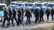 Ratusan polisi negara bagian dan polisi federal Jerman berlatih taktik dalam persiapan Euro 2024 di desa Stützerbach, di Ilmenau, Jerman, Selasa (23/4/2024). (AP Photo/Ebrahim Noroozi)