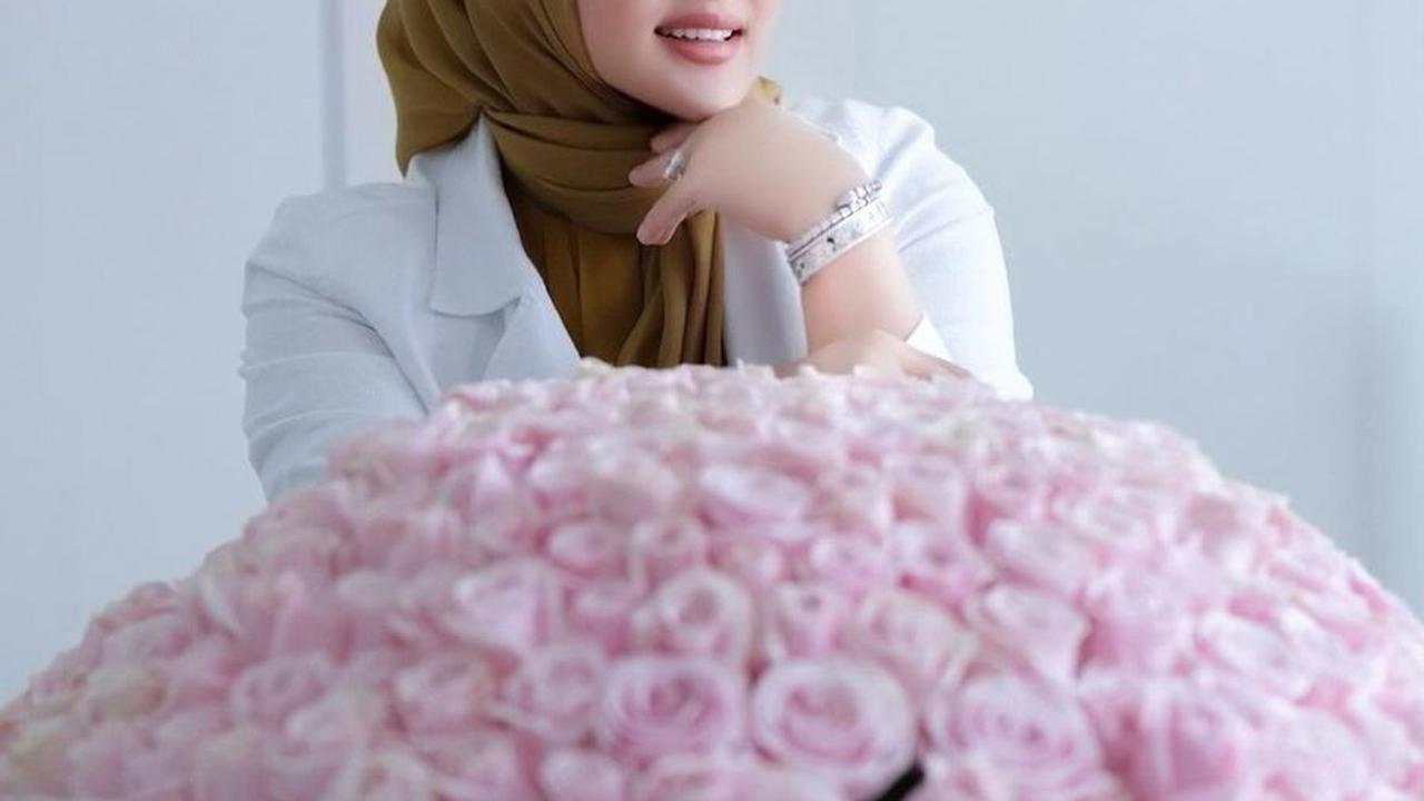 Dikabarkan tas tersebut bernilai Rp1,2 miliar, mengungkapkan kegemaran Syahrini yang terkenal dalam mengoleksi tas mewah.<br>