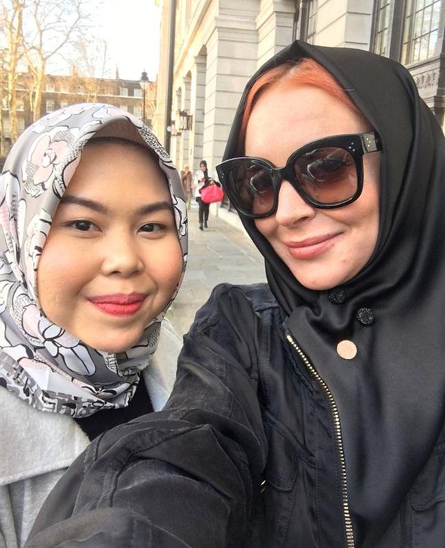 Wanita ini yang memakaikan hijab pada Lindsay Lohan/copyright instagram.com/tikamulya