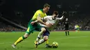 Gelandang Tottenham Hotspur, Giovani Lo Celso berebut bola dengan pemain Norwich City, Christoph Zimmermann pada pekan ke-24 Liga Inggris di Tottenham Hotspur Stadium, London, Rabu (22/1/2020). Tottenham Hotspur harus susah payah menaklukkan Norwich City 2-1. (AP/Matt Dunham)