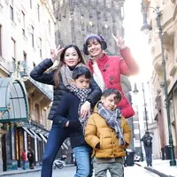 Tak hanya kebersamaan yang singkat, namun banyak pula kebersamaan Bunga Zainal dan Kareena Kaur saat menjalani liburan bersama. Liburan kali ini keluarga Bunga Zainal mengunjungi Praha, Republik Ceko. (Liputan6.com/IG/@bungazainal05)