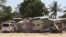 Helikopter milter UH-60 Black Hawk yang jatuh di Santiago Jamiltepec, negara bagian Oaxaca, Sabtu (17/2). Helikopter itu sedang terbang membawa beberapa pejabat tinggi, termasuk menteri dalam negeri dan gubernur Meksiko. (AP/Luis Alberto Cruz Hernandez)